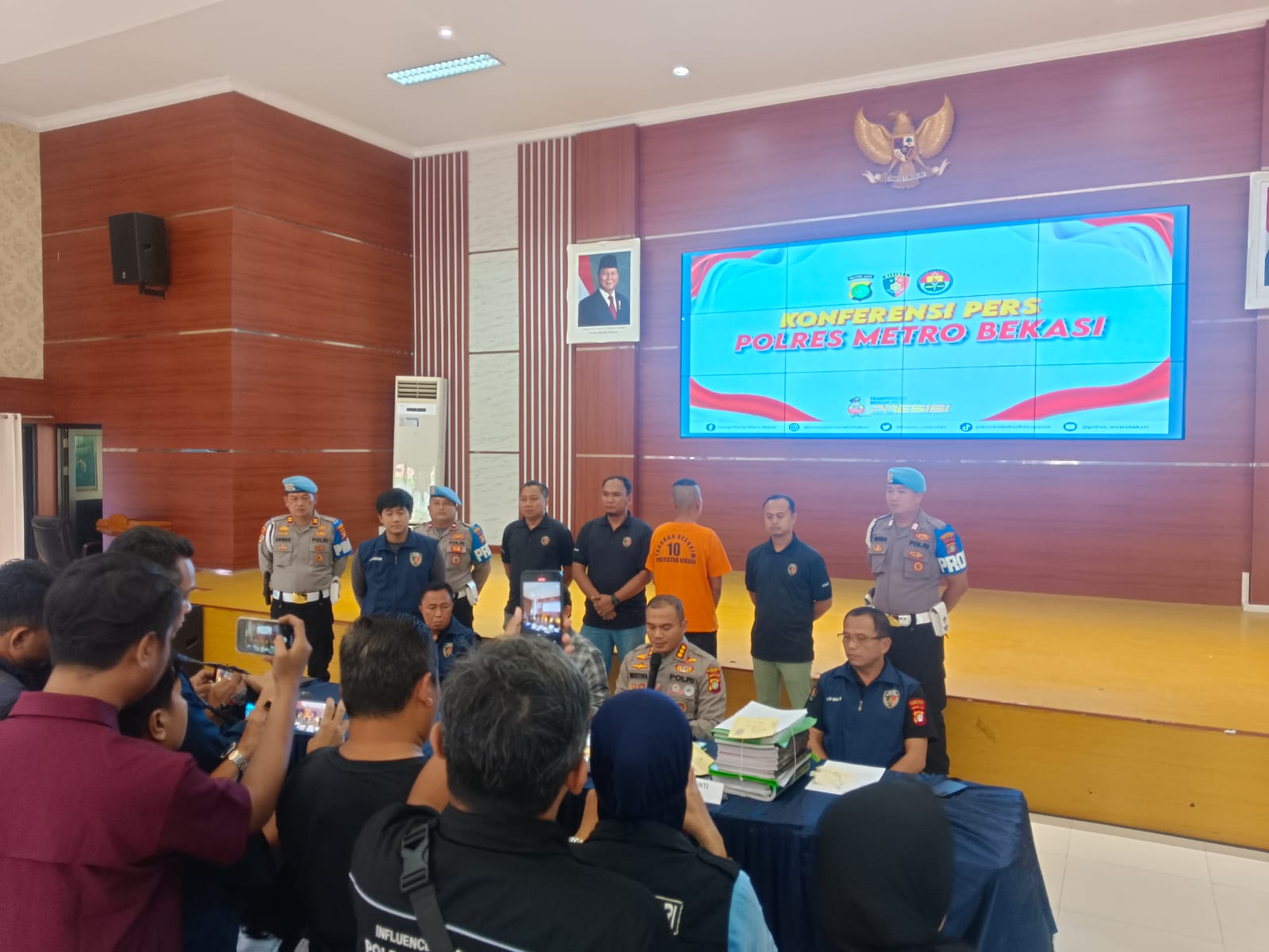Keterangan foto: Konferensi pers kasus penggelapan SDIT Attsurya di Mapolres Metro Bekasi (Rabu,19/03/2025)