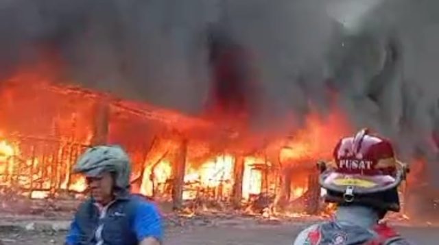 Pusat Pertokoan GS Pasar Jumat Purwakarta Diamuk  Sijago Merah