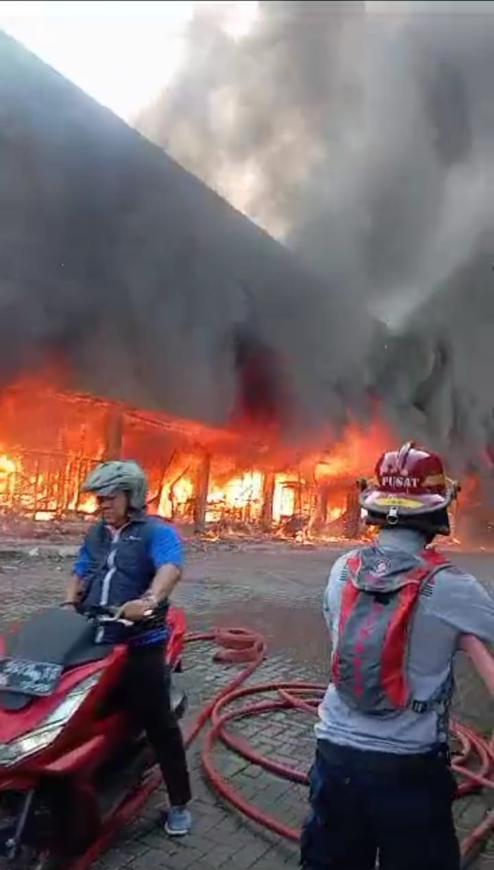 Pusat Pertokoan GS Pasar Jumat Purwakarta Diamuk  Sijago Merah