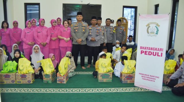 Polsek Tarumajaya Berbuka Puasa Bersama Puluhan Yatim Piatu dan Disabilitas