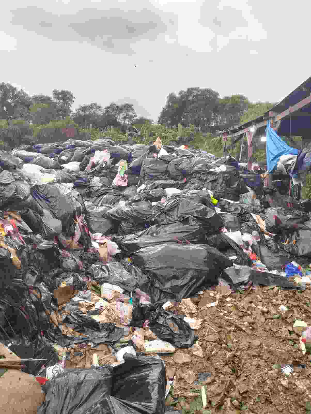 Potret Kab.Bekasi Keterangan foto: Sampah dari pertokoan SGC di buang di bantabantaran sungai CBL Cikarang Kabupaten Bekasi
