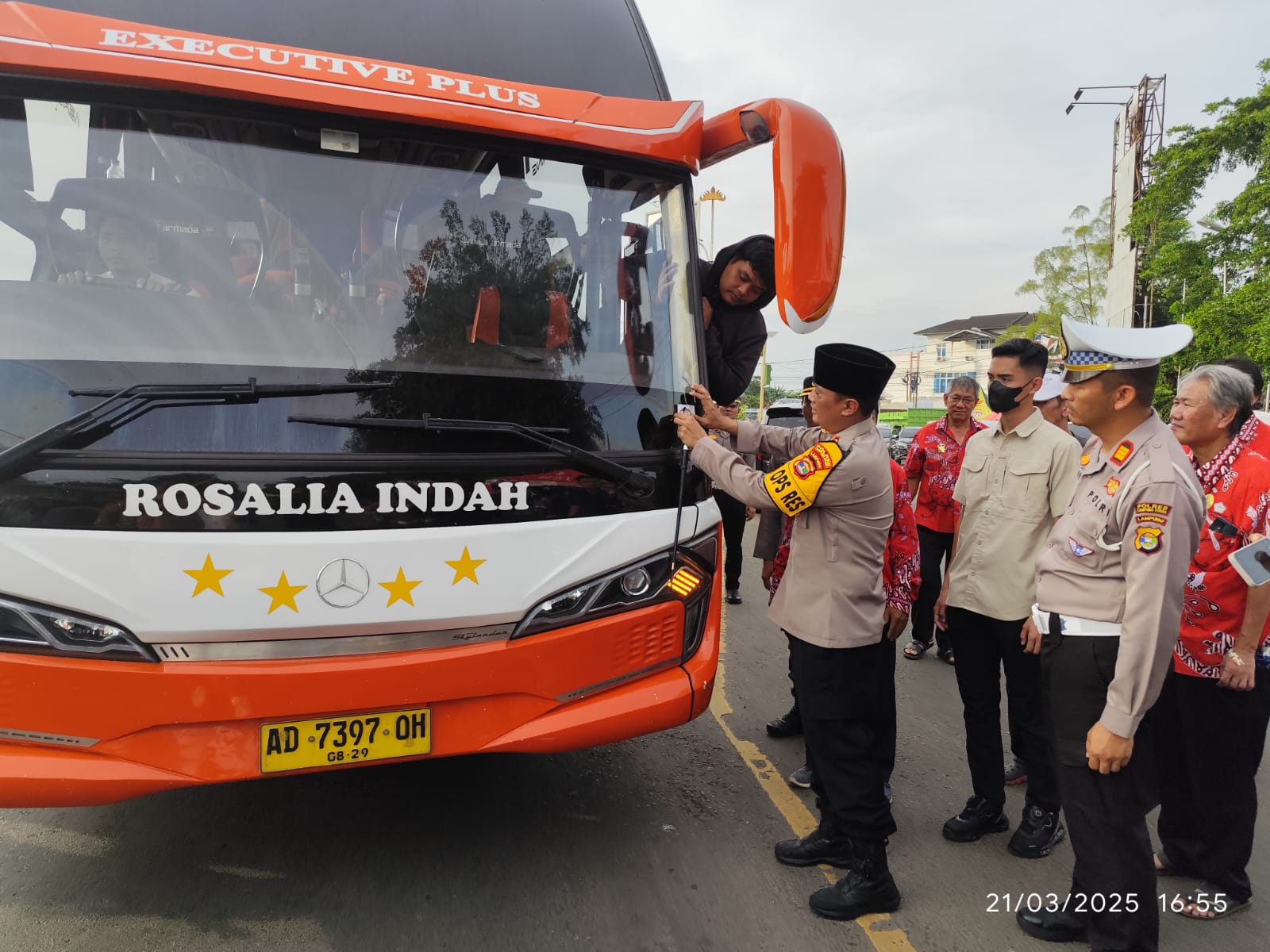 Polres Lampung Utara Sosialisasikan dan Pasang Stiker Hotline Mudik Polri 110