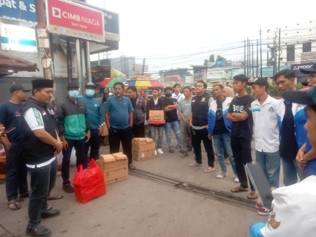 Karang  Taruna  Telaga Asih Ajak Dewan Ahmad Bin Olim,Bagikan Tajil Buka Puasa Pada Warga dan Pemudik