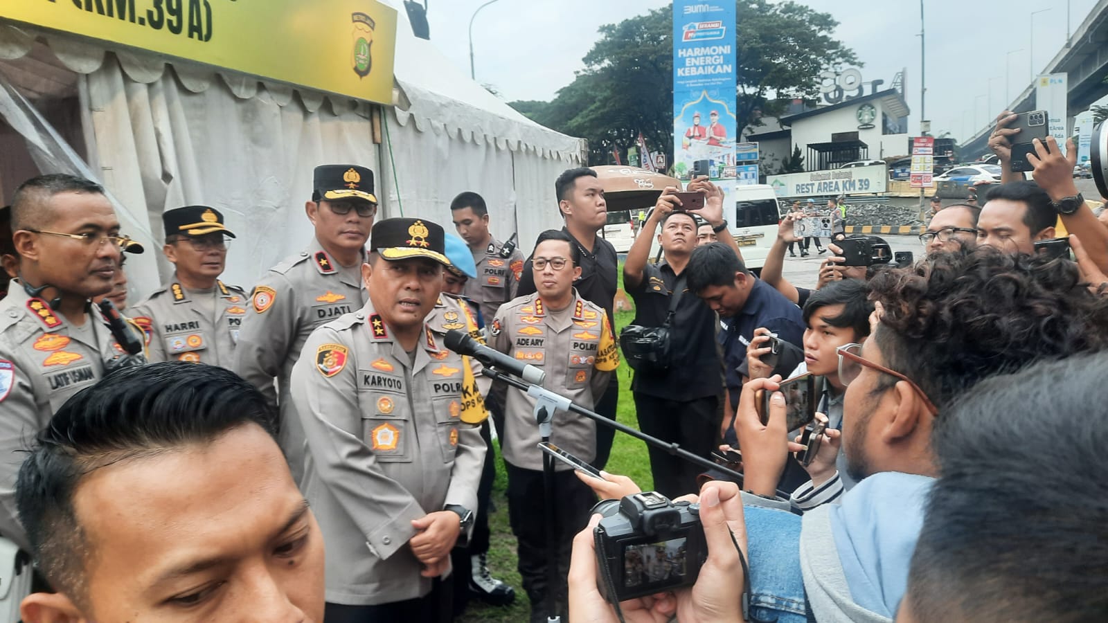 Kapolres Metro Bekasi Dampingi Kapolda Metro Jaya dalam Pengecekan Pospam di Rest Area Tol Jakarta-Cikampek 