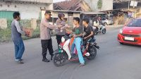 Jelang Berbuka Kapolsek Kedung Waringin Bagi-Bagi Takjil ke Pengguna Jalan dan Warga