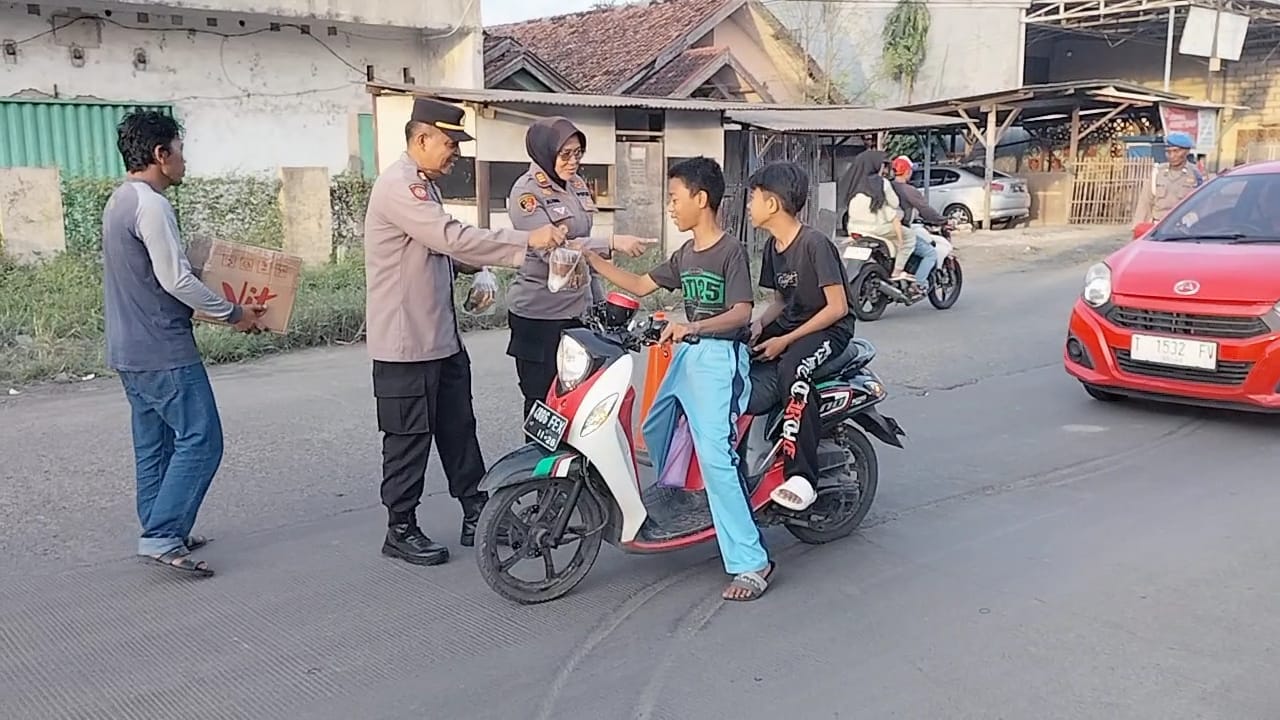 Jelang Berbuka Kapolsek Kedung Waringin Bagi-Bagi Takjil ke Pengguna Jalan dan Warga