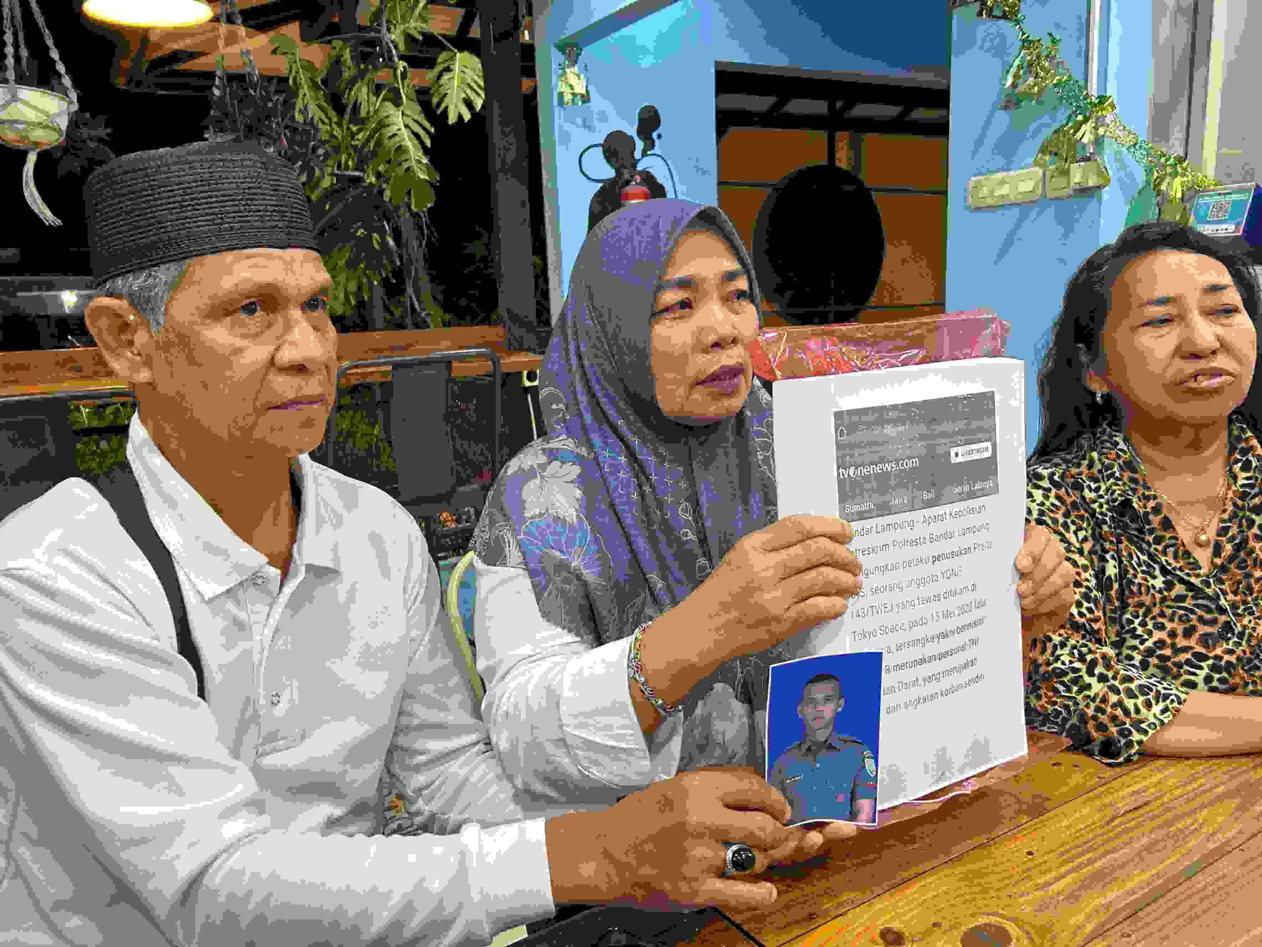 Keterangan foto: Keluarga Terduga Pembunuhan di Tokyo Space Cafe Bandar Lampung Tuntut Keadilan
