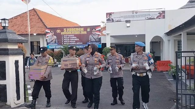 Jelang Berbuka Kapolsek Kedung Waringin Bagi-Bagi Takjil Kepengguna Jalan dan Warga