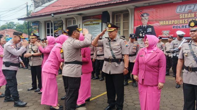 Kapolres Probolinggo Kota AKBP Oki Ahadian Purwono, S.I.K., M.H., Pimpin Upacara Sertijab Kapolsek Kademangan