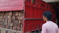 Polsek Sungai Laur Amankan Truk Bermuatan Kayu Belian di Simpang Empat Kumai