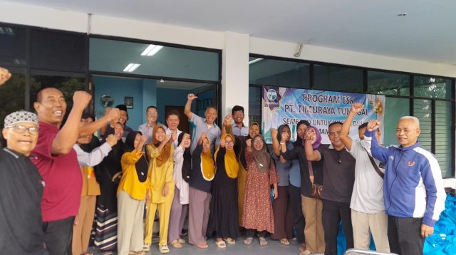 Program CSR PT. Timur Raya Tunggal Salurkan Sembako di Desa Anggadita Klari