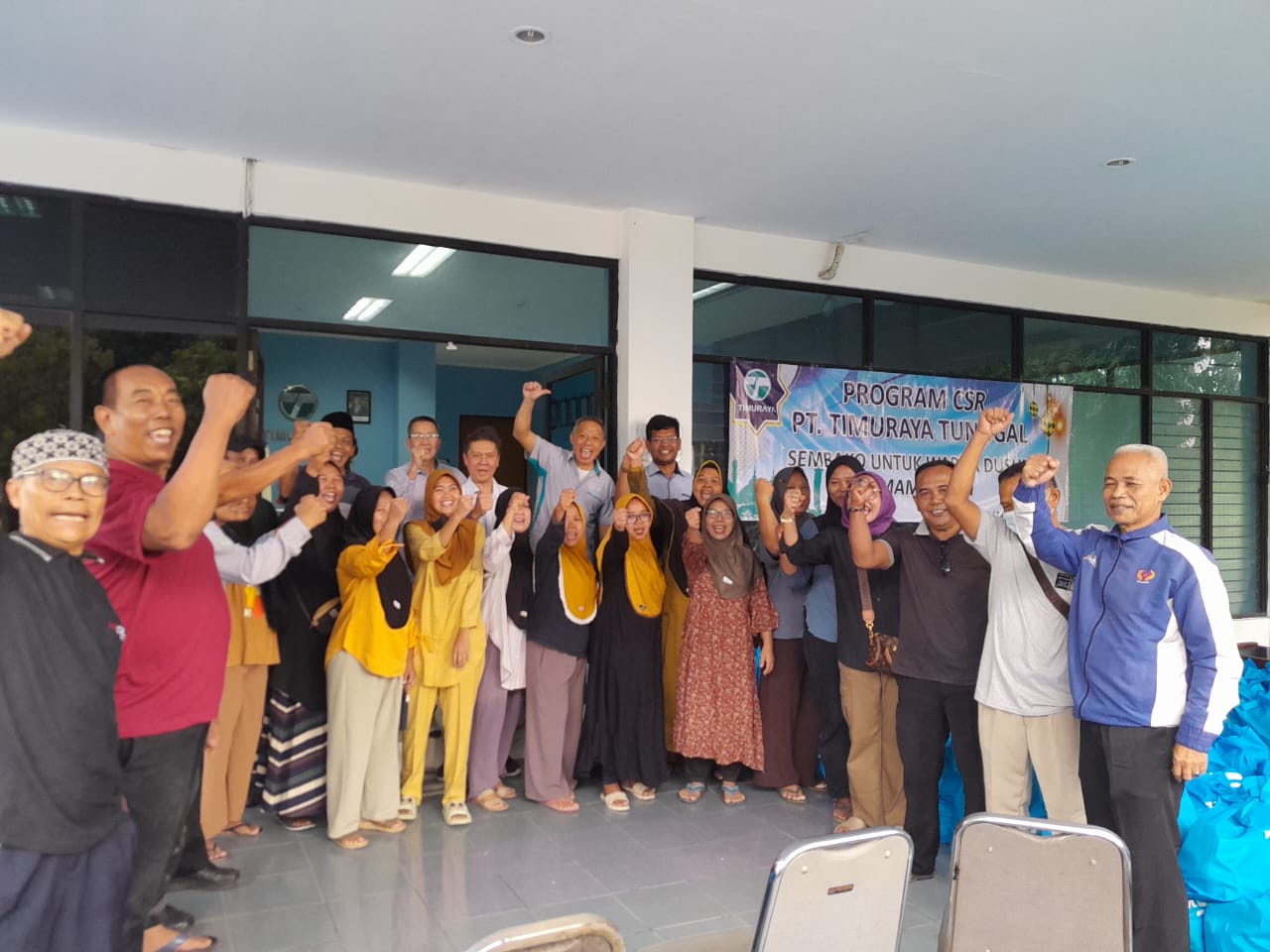 Program CSR PT. Timur Raya Tunggal Salurkan Sembako di Desa Anggadita Klari