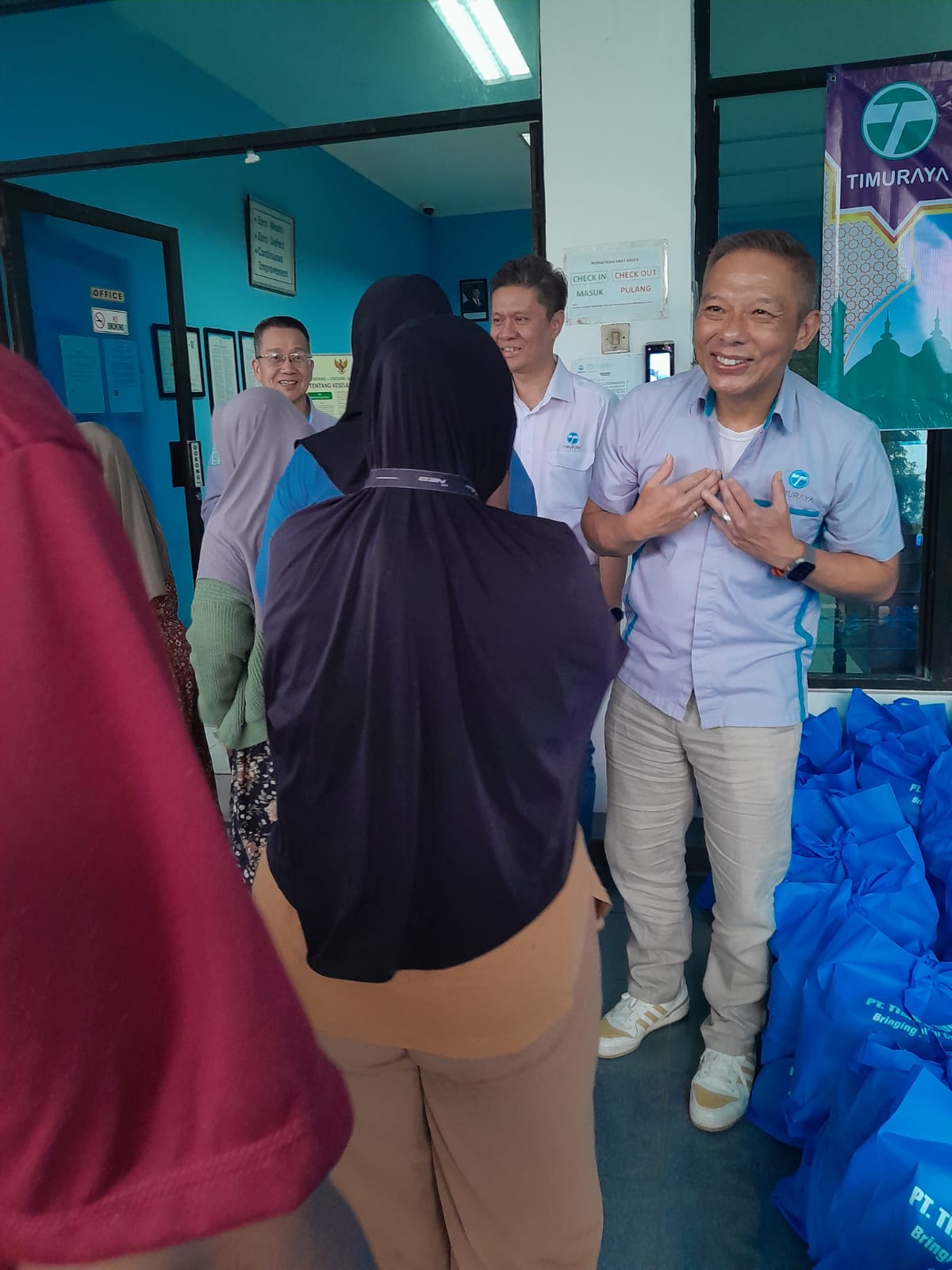 Keterangan foto : Program CSR PT. Timur Raya Tunggal Salurkan Sembako di Desa Anggadita Klari