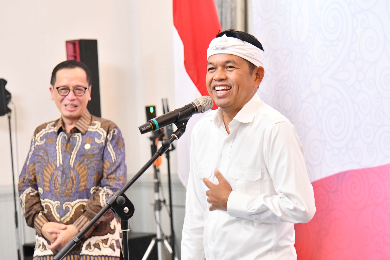 Bebaskan Warga Jabar dari Rentenir Dedi Mulyadi Ajak OJK Berantas Bank Gelap dan Pinjol Ilegal 