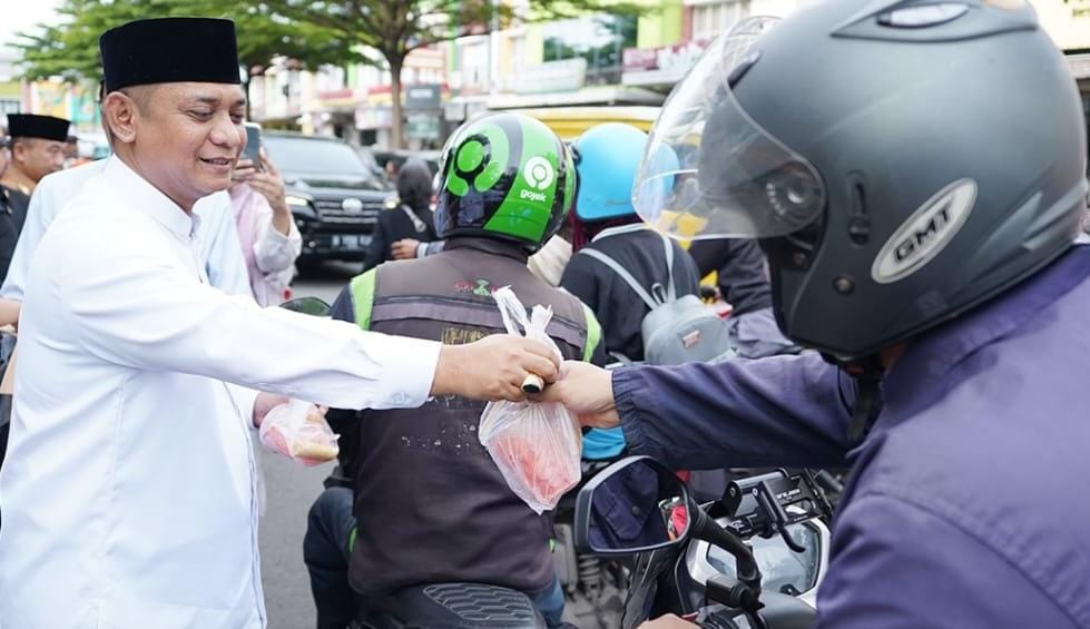 Berkah Bulan Suci Ramadhan 1446 H, Wakil Bupati Bekasi Asep Suryaatmaja Berbagi Ribuan Takjil untuk Masyarakat