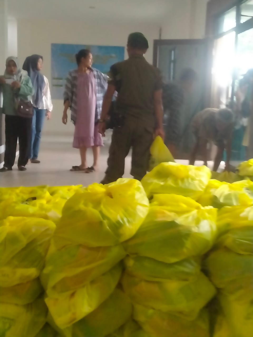 Oknum RT di Desa Labansari Cikarang Timur Arogan, Dikonfirmasi Wartawan Marah Malah Mau Mukul 1 Keterangan foto: Bantuan Sembako untuk Warga di Desa Labansari Cikarang Timur kabupaten Bekasi