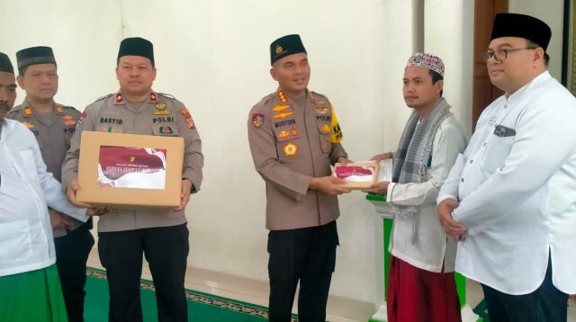 Kapolres Metro Bekasi Berikan Bantuan Kitab Suci Al-Qur’an dan Infaq kepada Masjid Sidogiri