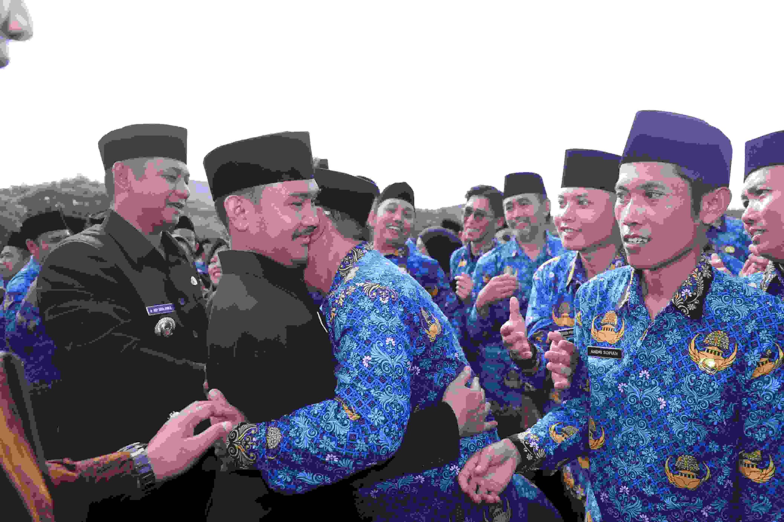Bupati Bekasi Ade Kuswara Kunang Cetak Rekor Terbanyak se Indonesia Mengangkat 9051 Tenaga Honor di Kabupaten Bekasi 1 Keterangan foto: Bupati Bekasi Ade Kuswara Kunang melantik 9051PPPK di Plaza Pemda Kabupaten Bekasi pada Rabu 26/03/2025