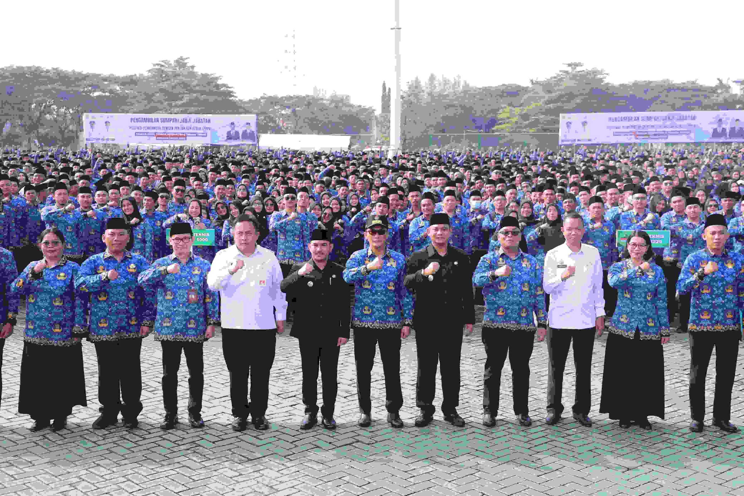 Bupati Bekasi Ade Kuswara Kunang Cetak Rekor Terbanyak se Indonesia Mengangkat 9051 Tenaga Honor di Kabupaten Bekasi 2 Keterangan foto: Bupati Bekasi Ade Kuswara Kunang melantik 9051PPPK di Plaza Pemda Kabupaten Bekasi pada Rabu 26/03/2025