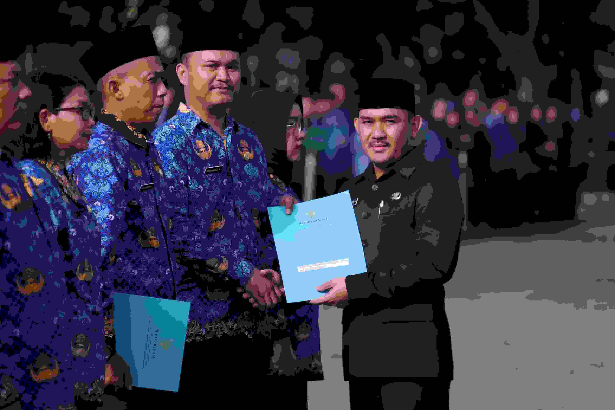 Bupati Bekasi Ade Kuswara Kunang Cetak Rekor Terbanyak se Indonesia Mengangkat 9051 Tenaga Honor di Kabupaten Bekasi 