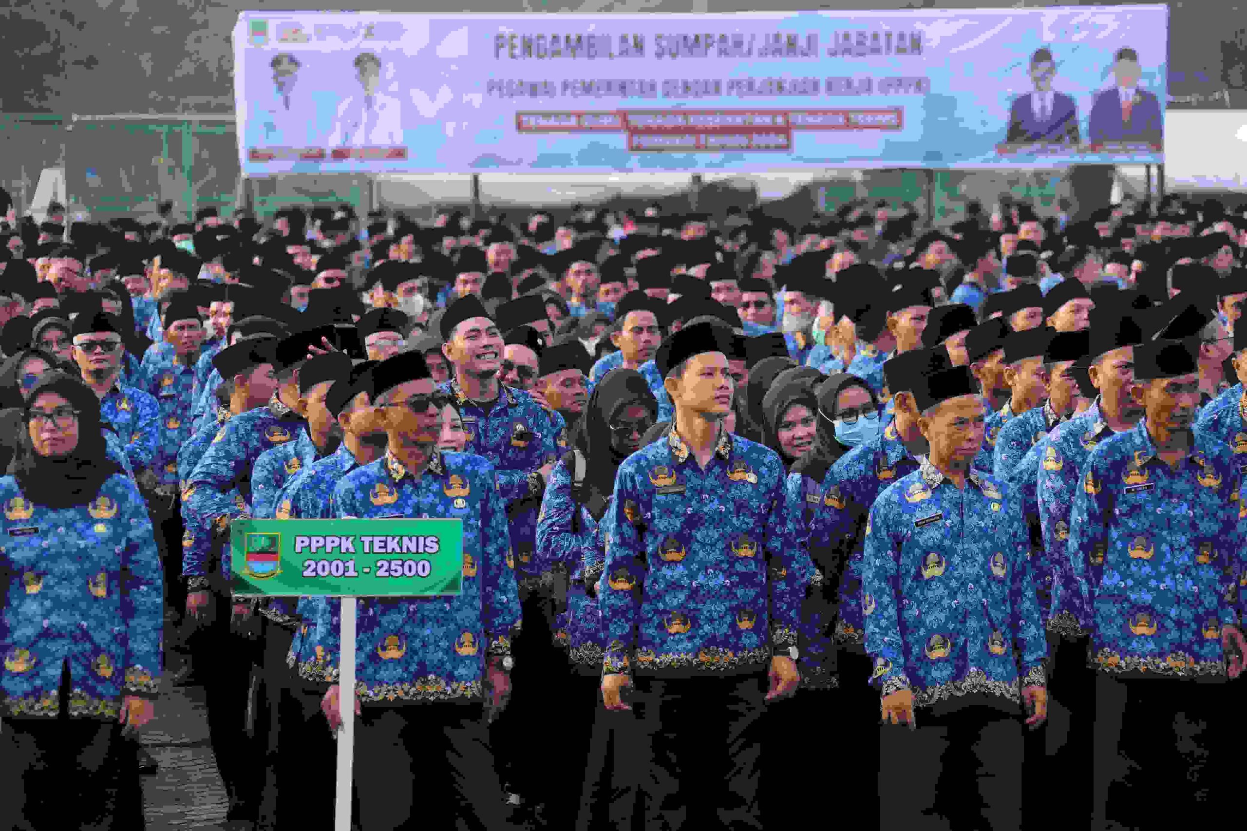 Keterangan foto: 9051 PPPK Dilantik oleh Bupati Bekasi Ade Kuswara Kunang di Plaza Pemkab Bekasi pada Rabu 26/02/2025