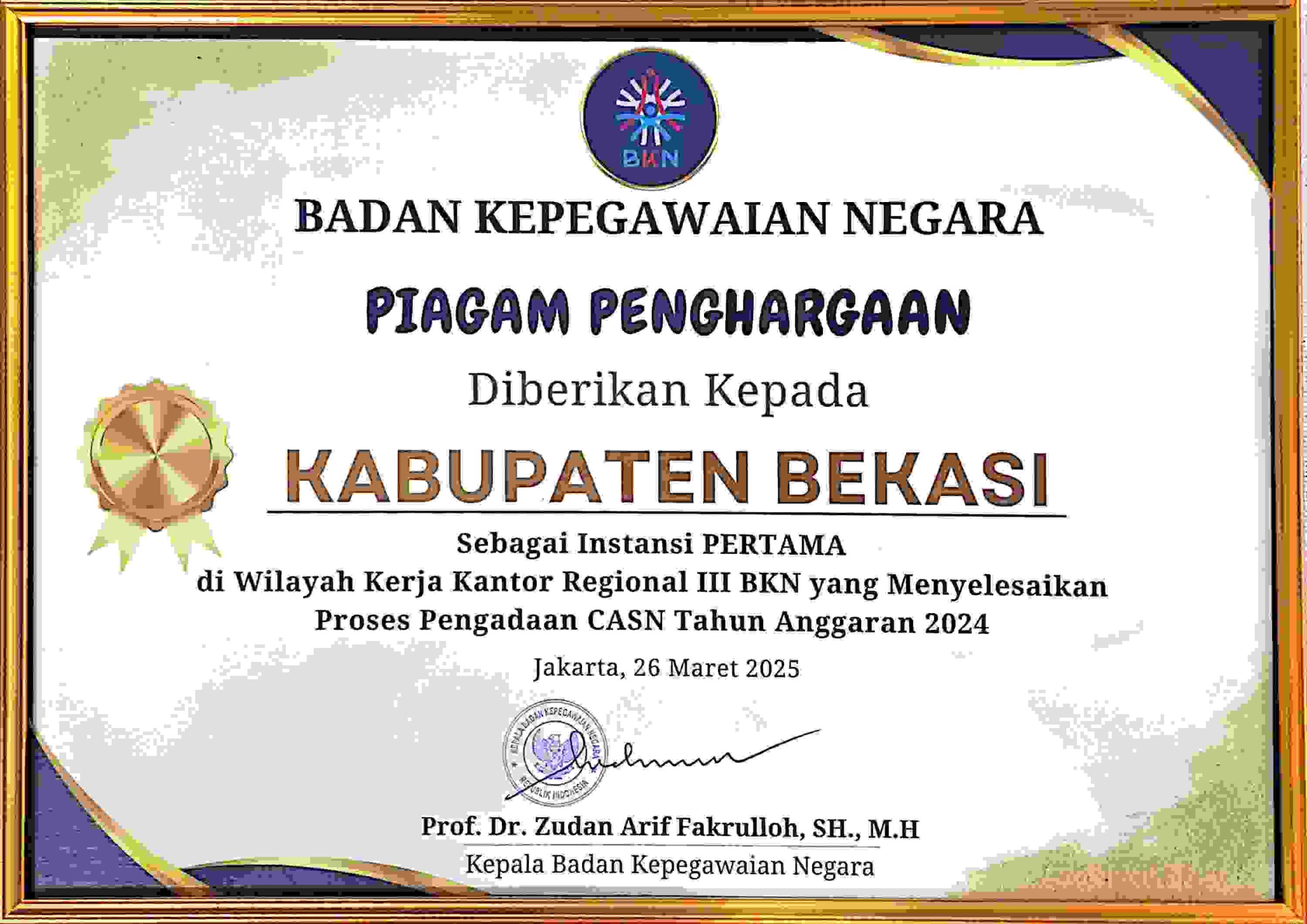 Keterangan foto; Piagam Penghargaan Badan Kepegawaian Negara diberikan kepada Pemerintah Daerah Kabupaten sebagai Instansi Pertama di Wilayah Kerja Kantor Regional III BKN yang Menyelaraskan Proses Pengadaan CASN Tahun Anggaran 2024.