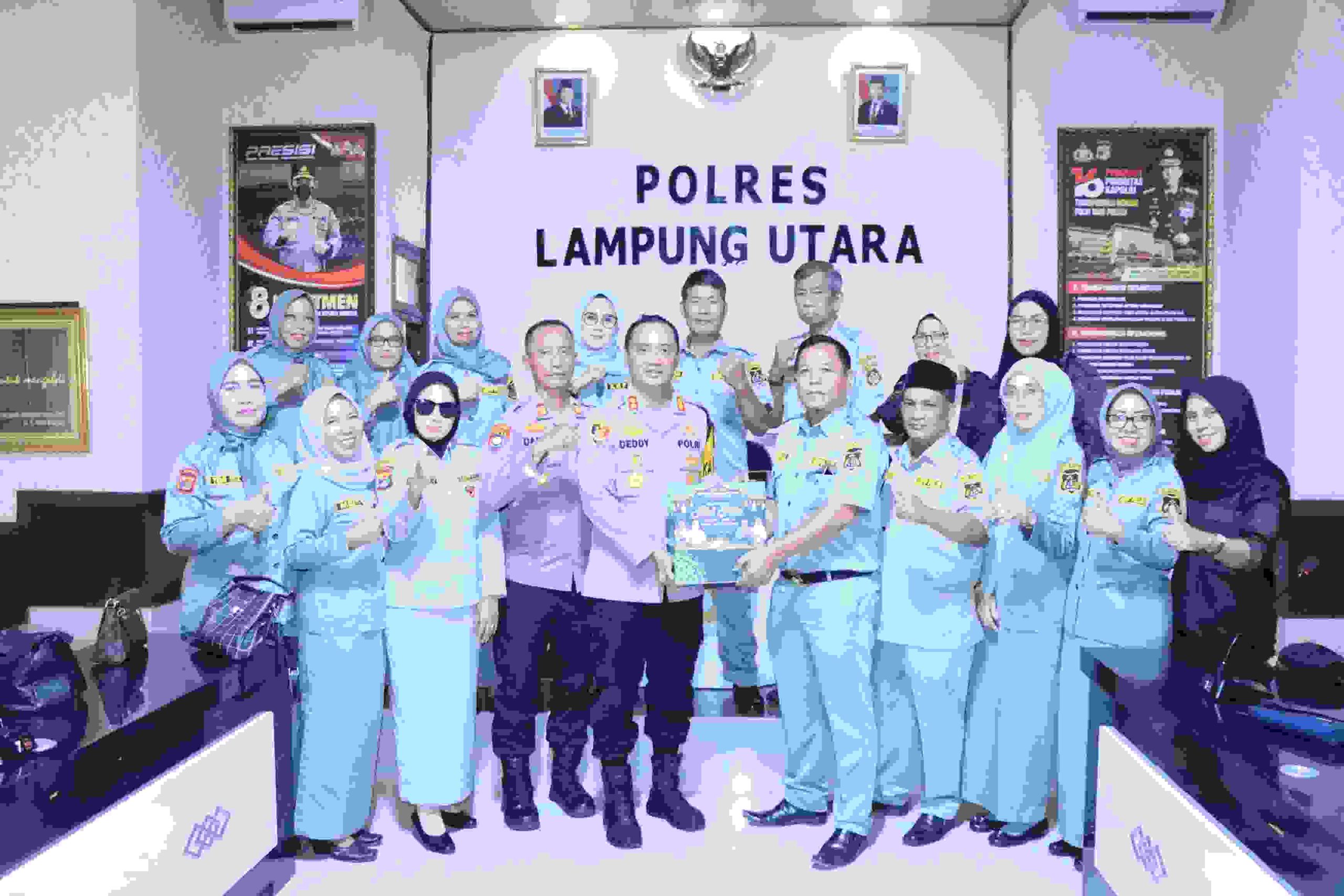 Keterangan foto; Kapolres Lampung Utara AKBP Deddy Kurniawan menerima kunjungan silaturahmi dari keluarga besar Putra Putri Polri bertempat di aula Rekonfu Mapolres setempat, Kamis (27/4/25).