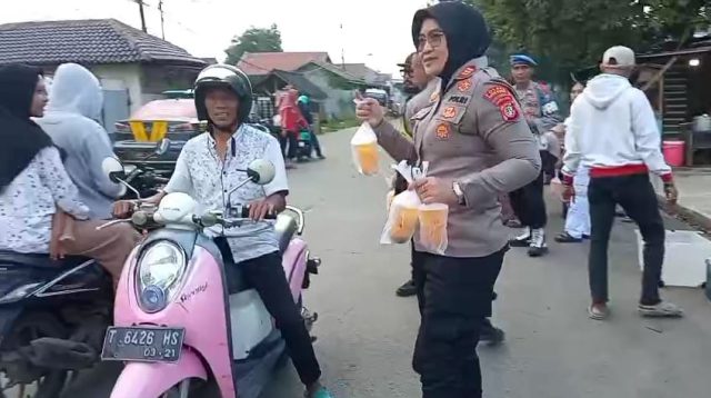 Polsek Kedung Waringin Bagi-Bagi Takjil kepada Warga Menjelang Idul Fitri