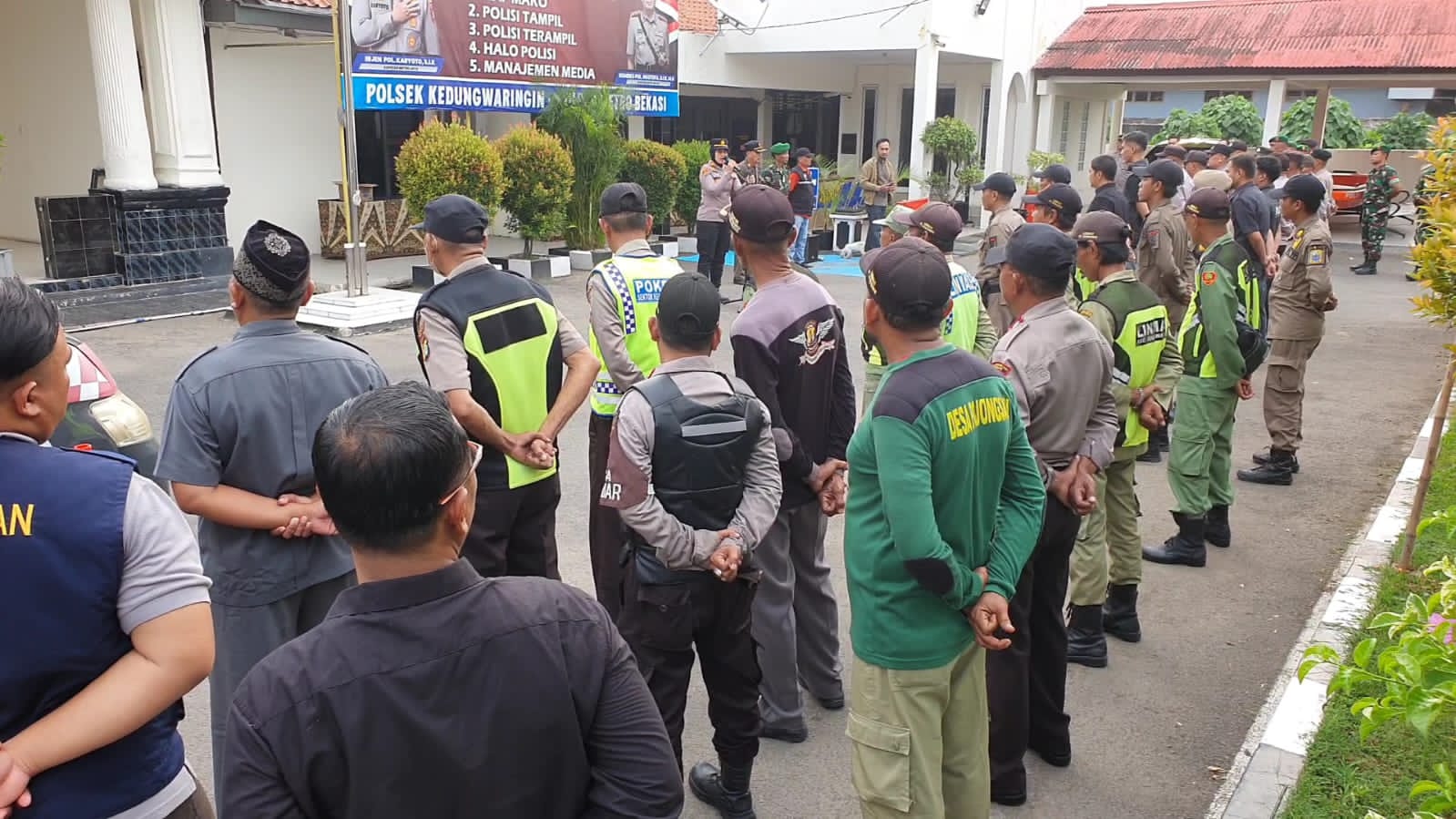 Keterangan foto:Pengamanan Malam Takbiran Polsek Kedung Waringin sambut idul Fitri Laksanakan Apel Gelar Pasukan