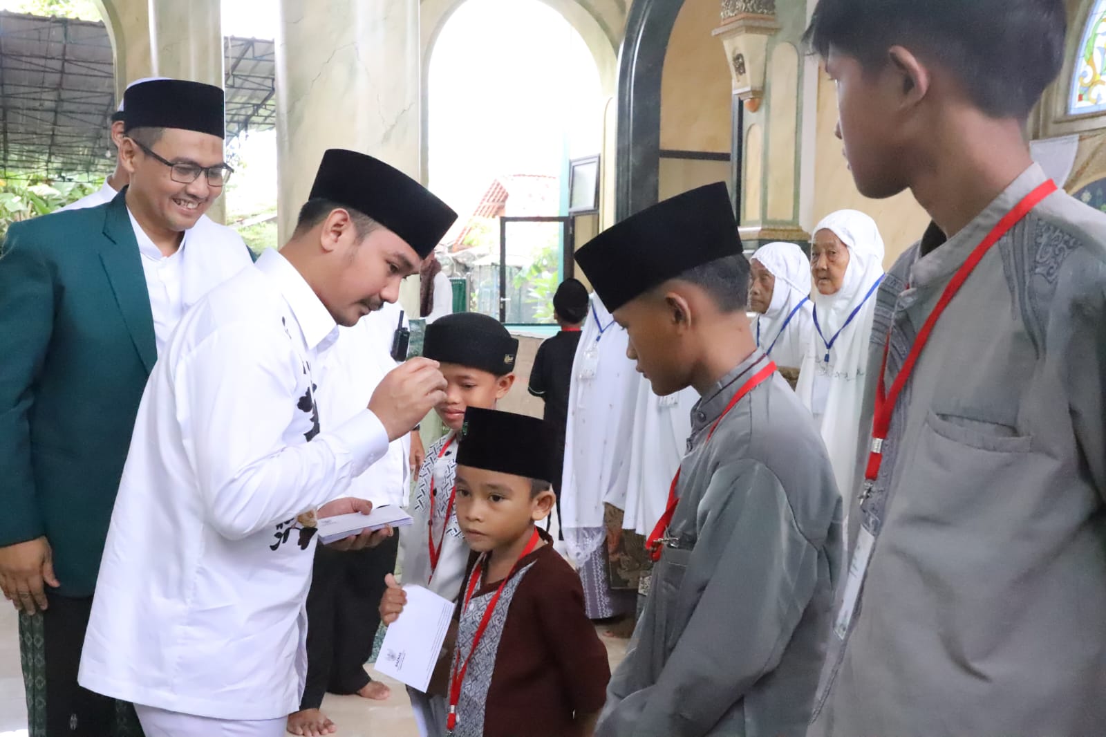 Keterangan foto: Bupati Bekasi Ade Kuswara Melaksanakan Sholat Idulfitri 1446.H di Masjid Pondok Pesantren Sirajuul Ummah Karang Bahagia,Senin 31/03/2025 .(ft istimewa)