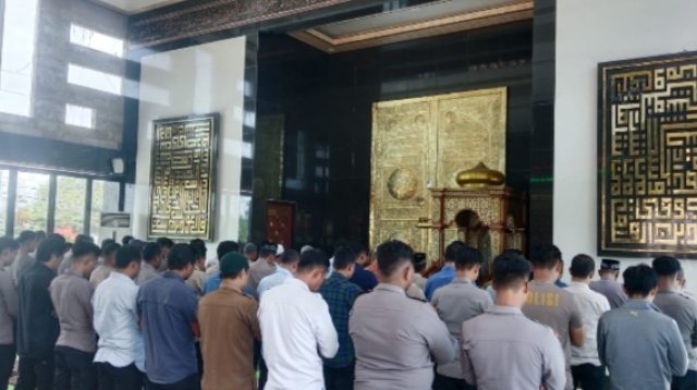 Polres PPU Menggelar Sholat Gaib Sebagai Bentuk Penghormatan dan Doa Untuk Tiga Pahlawan Bhayangkara yang Gugur dalam Tugas