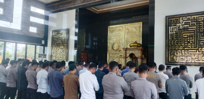 Polres PPU Menggelar Sholat Gaib Sebagai Bentuk Penghormatan dan Doa Untuk Tiga Pahlawan Bhayangkara yang Gugur dalam Tugas