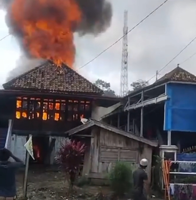 Si Jago Merah Mengamuk, Satu Buah Rumah Semi Permanen Ludes Terbakar