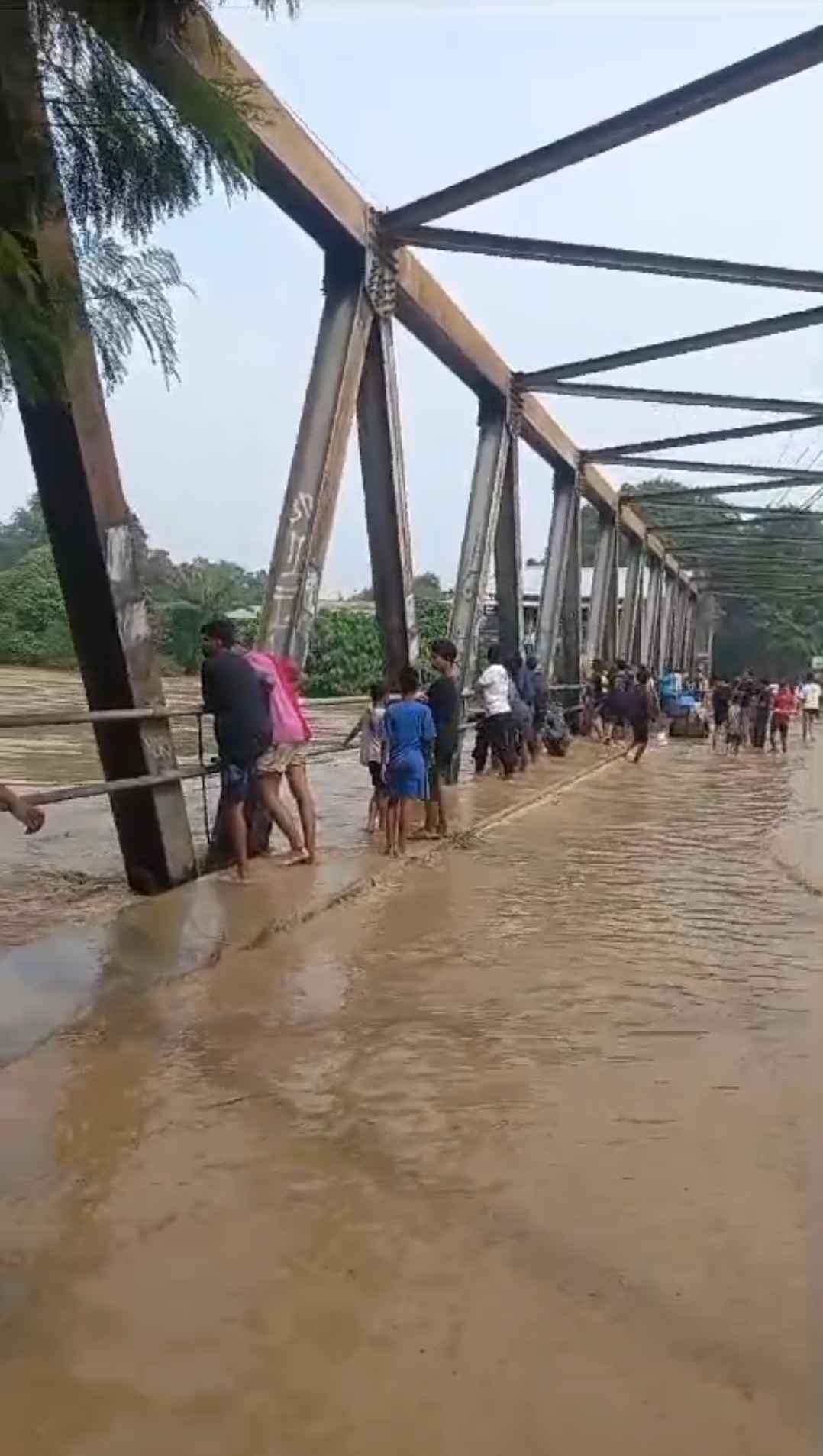 Keterangan foto: Air Citrum meluap dibikin jembatan Bonong Kabupaten Bekasi (ft istimewa)