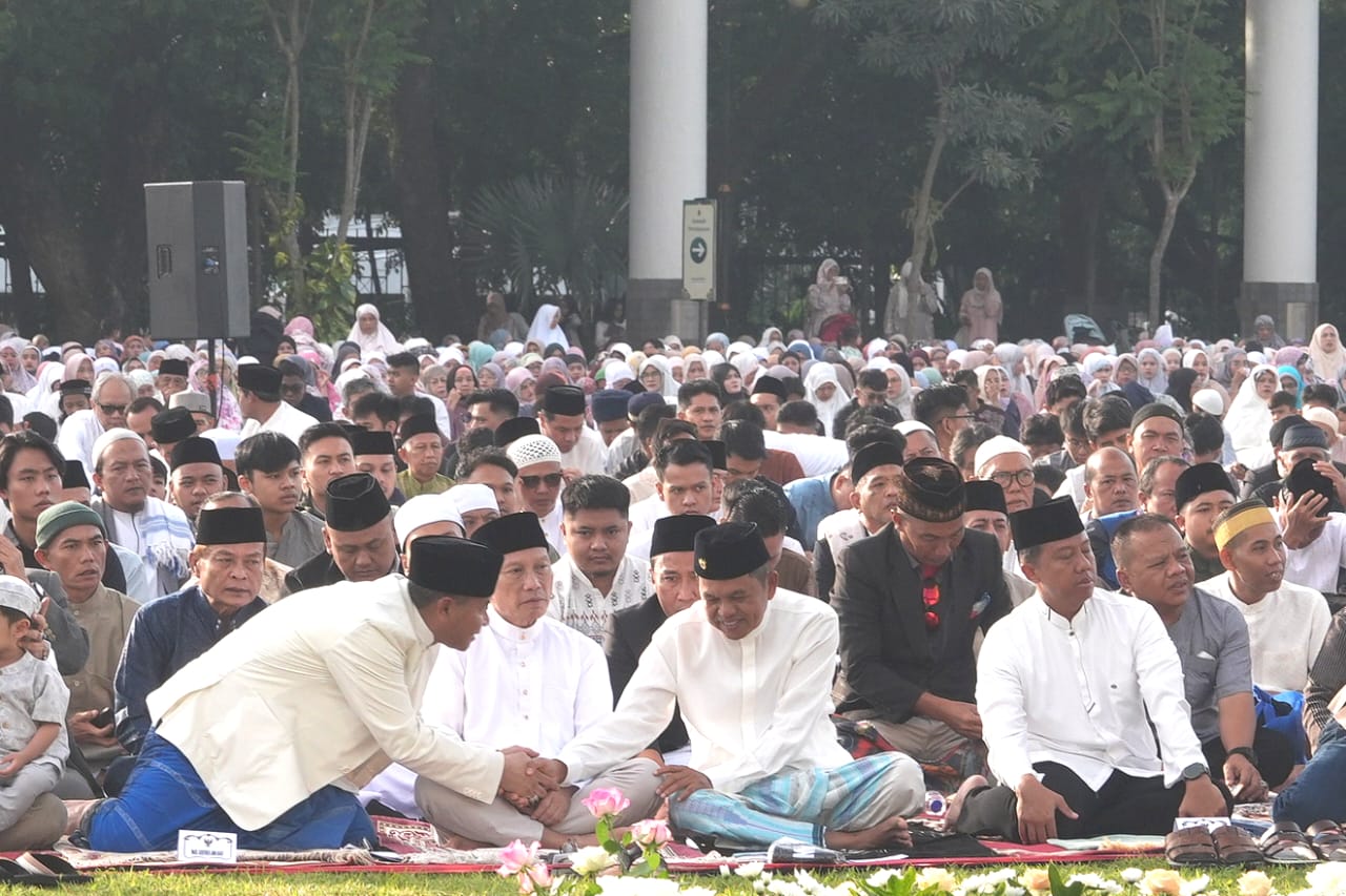 Gubernur Dedi Mulyadi Shalat Idulfitri 1446 H, Bersama Ribuan Warga di Bandung dan Gelar Open House di Bale Pakuan