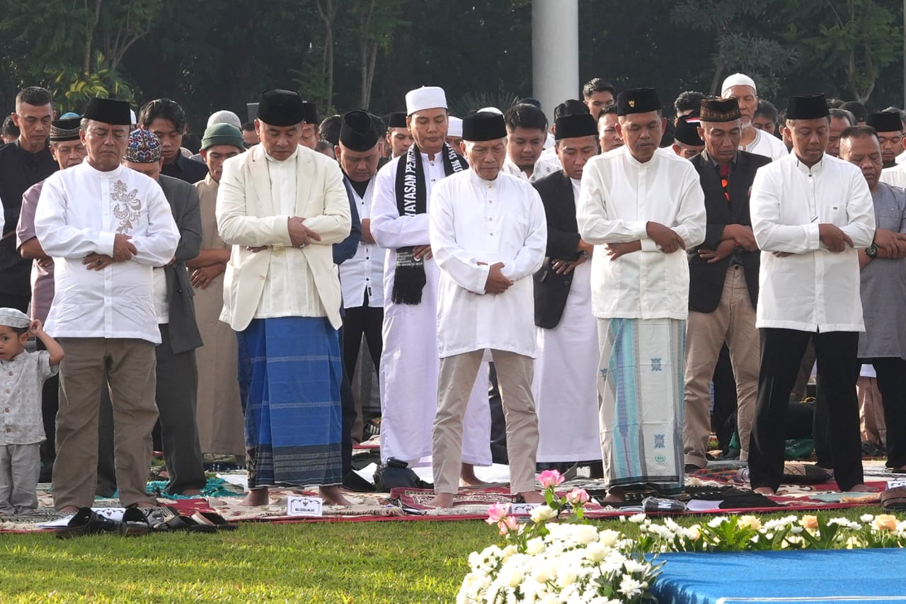 Keterangan foto : Gubernur Jawa Barat Dedi Mulyadi melaksanakan salat Ied di Lapangan Gasibu, Kota Bandung, Senin (31/3/2025).