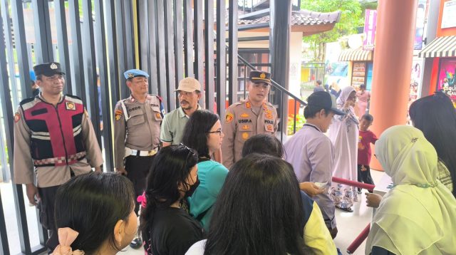 Laksanakan Patroli Mobile dan Monitoring Tempat Wisata, Kapolsek Setu sampaikan Himbauan Kamtibmas kepada para Pengunjung