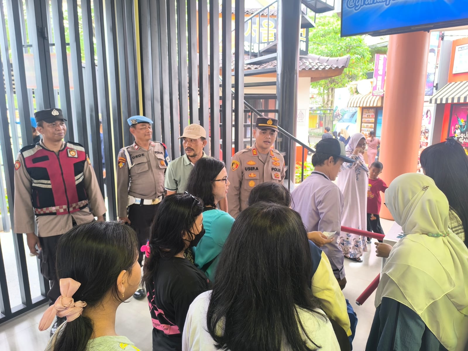 Laksanakan Patroli Mobile dan Monitoring Tempat Wisata, Kapolsek Setu sampaikan Himbauan Kamtibmas kepada para Pengunjung