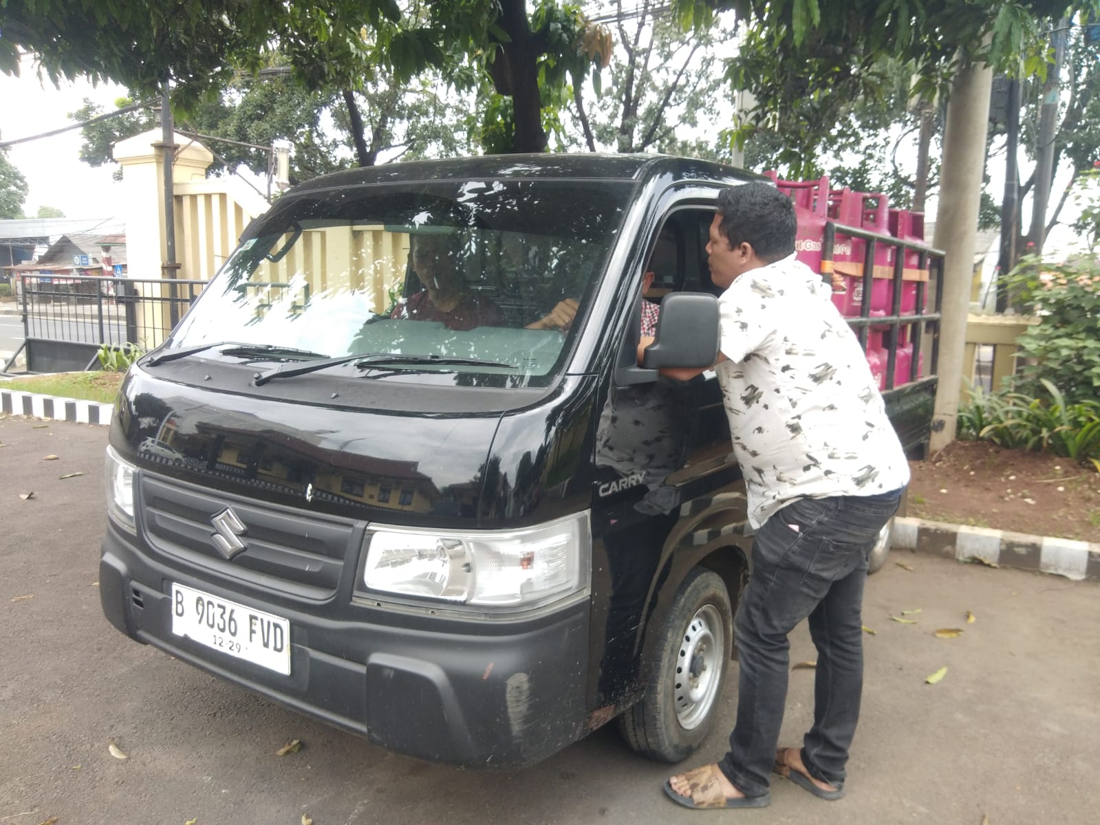 Keterangan foto: Polsek Cileungsi menahan kendaraan pengakut Tabung Gas LPG 12 Kg, Jumat (28/3/2025) Pukul 10.00 WIB di sekitar SMPS Suryakencana arah Cileungsi.