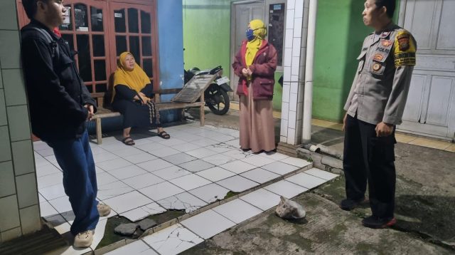 Bhabinkamtibmas Polsek Cikarang Barat Desa Danau Indah Menolong Perempuan yang akan Melahirkan Seorang Diri