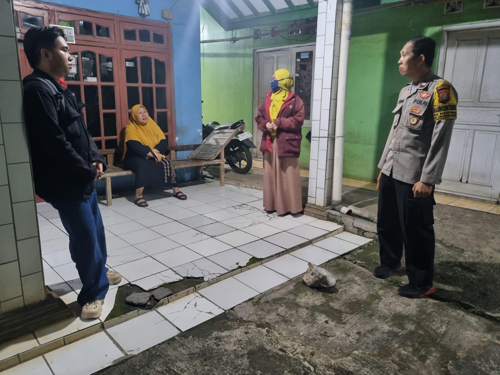 Bhabinkamtibmas Polsek Cikarang Barat Desa Danau Indah Menolong Perempuan yang akan Melahirkan Seorang Diri