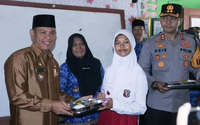 Fauzan Khoiri Pejabat Bupati Empat Lawang Tinjau Langsung Program Gizi (SPPG)