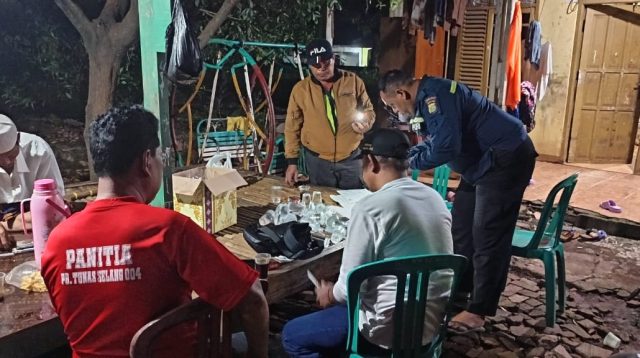 Bhabinkamtibmas Polsek Cikarang Barat Bantu Antar Pemulangan Jenazah Korban Tenggelam di Pantai Pulau Manuk