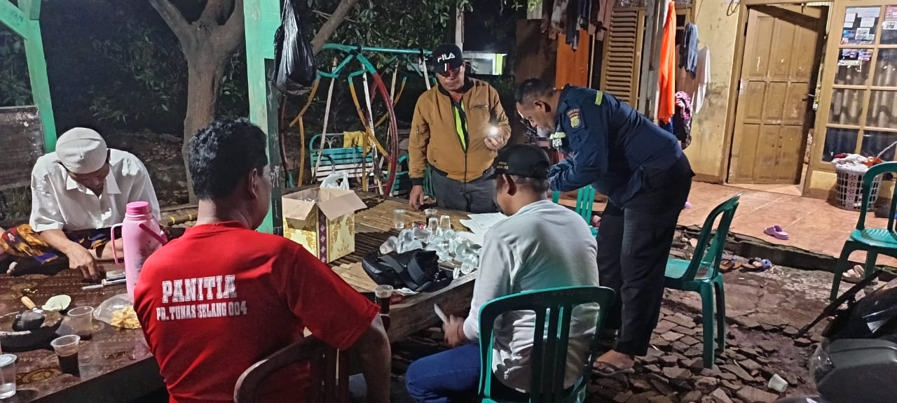Bhabinkamtibmas Polsek Cikarang Barat Bantu Antar Pemulangan Jenazah Korban Tenggelam di Pantai Pulau Manuk