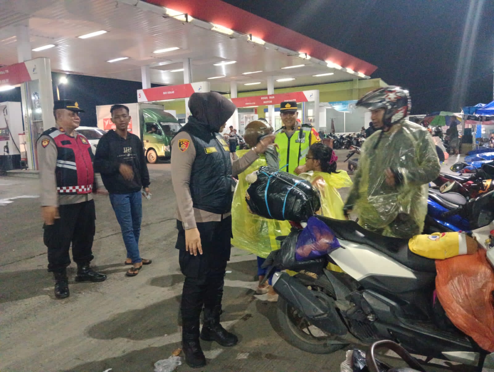 Keterangan foto: Polsek Kedung Waringin Pantau dan Amankan Arus Balik di Posko Mudik&nbsp;