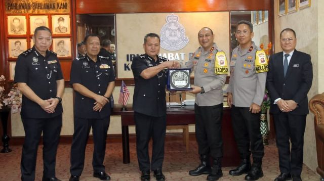 Sepakat Perkuat Kerja Sama Kapolda Kalbar dan Kepolisian Sarawak Malaysia Tangani Kejahatan Lintas Batas Negara