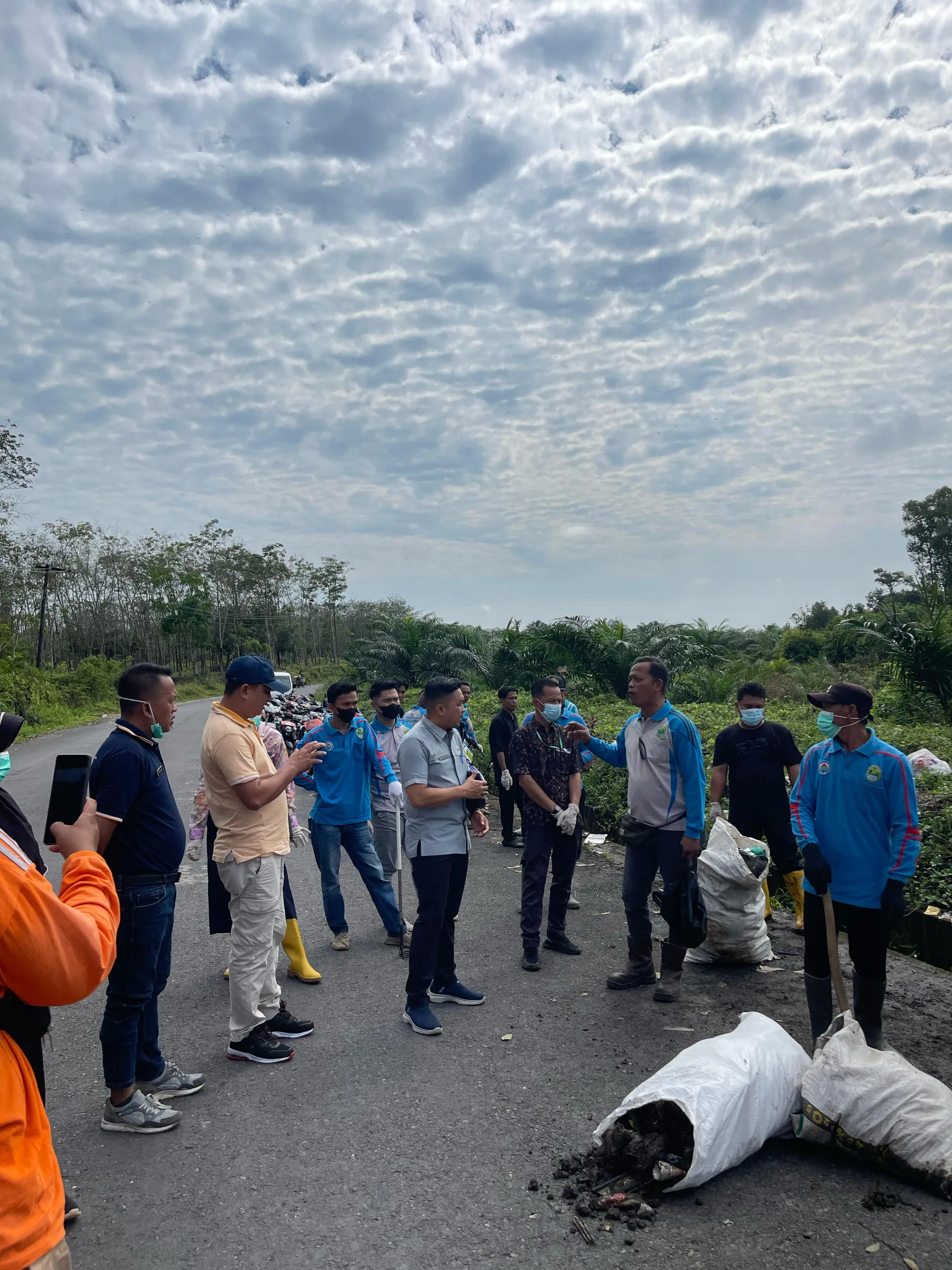 Demi menjaga Kelestarian Lingkungan Pemerintah Desa Air Itam Gelar Kerja Bakti Membersikan Sampah