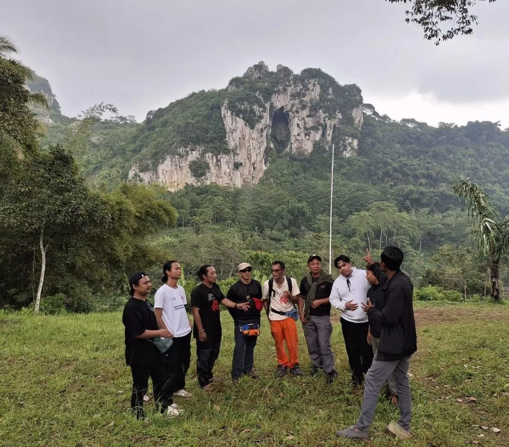 Keterangan foto : Sekelompok mahasiswa visioner dari Program Studi Hukum Ekonomi Syari'ah Al-Marhalah Al-'Ulya larut dalam pengalaman belajar yang tak terlupakan, menjelajahi keajaiban geologi Geopark Citatah.