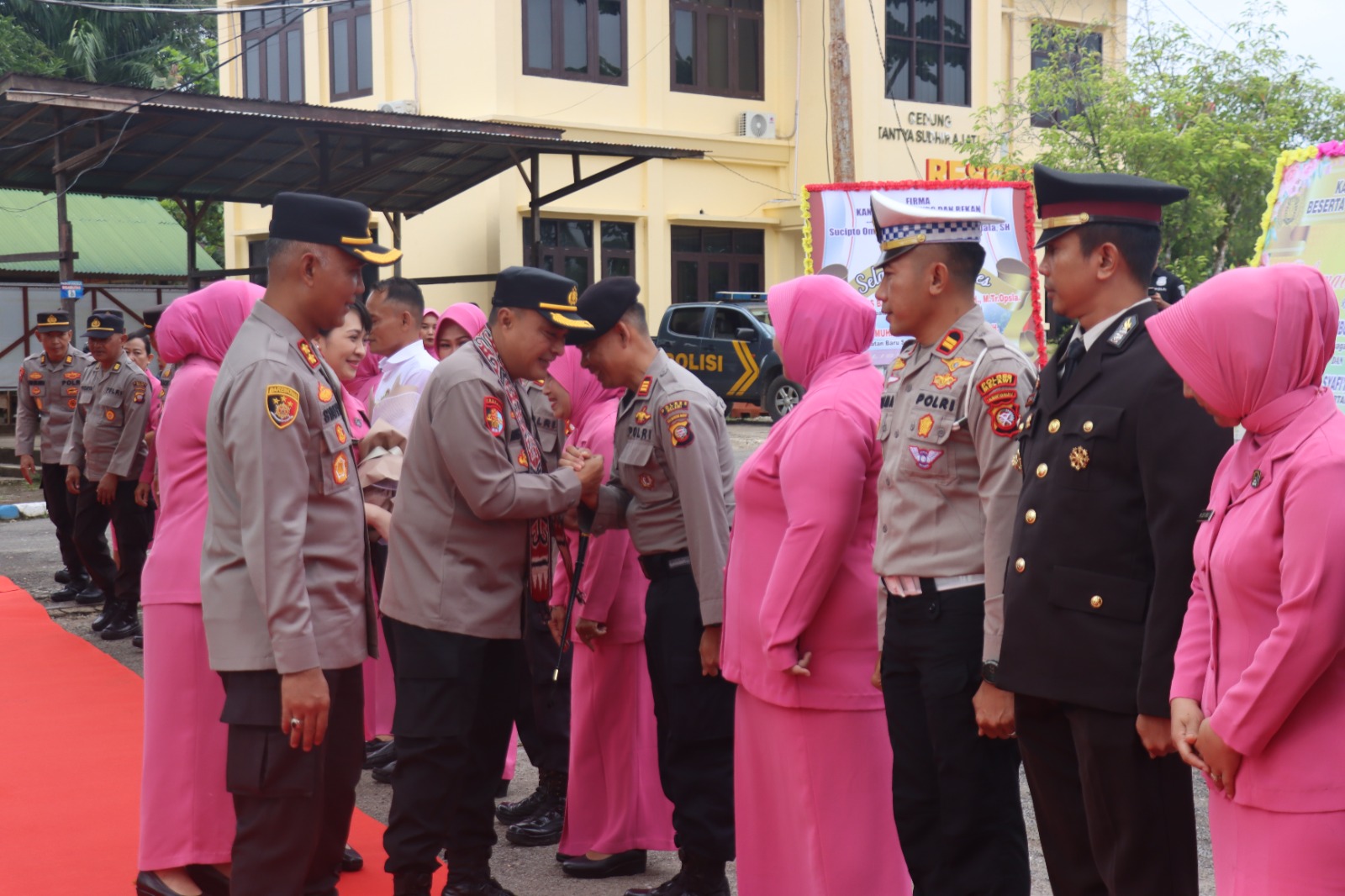 Kapolres Melawi Menjalani Rangkaian Tradisi Memasuki Mako Polres Melawi