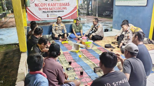 Sambangi Pos Satkamling, Kapolsek Setu Lakukan Ngopi Kamtibmas dengan Warga